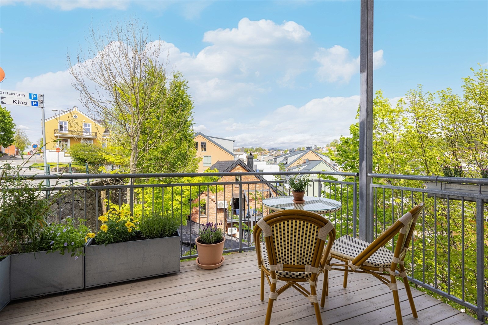 Balkongen er av god størrelse, med levegg mot gateplan og fint utsyn mot nærområdet. Galleribilde