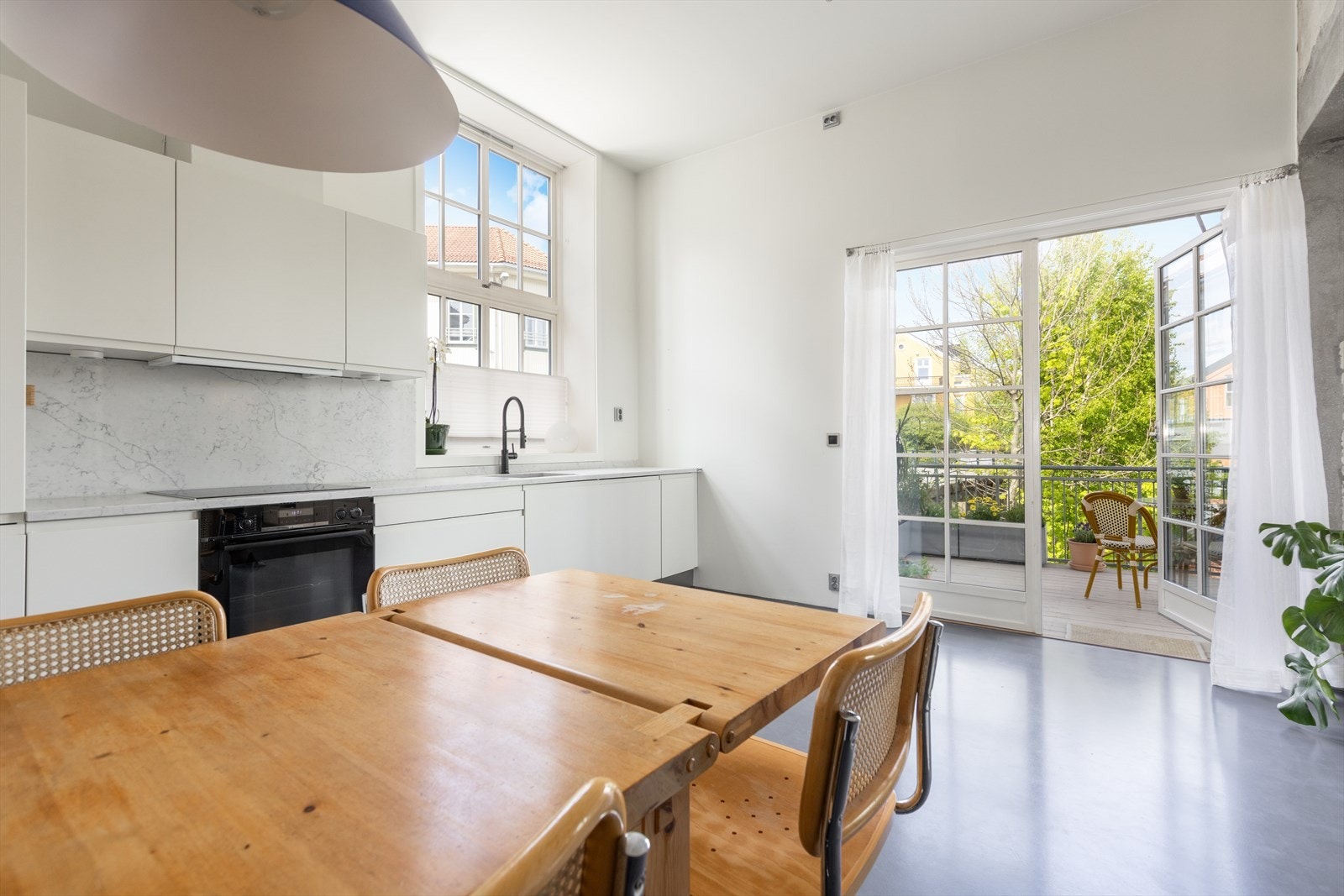 På kjøkkenet er det en hyggelig spiseplass, med innredning langs vestveggen. Galleribilde