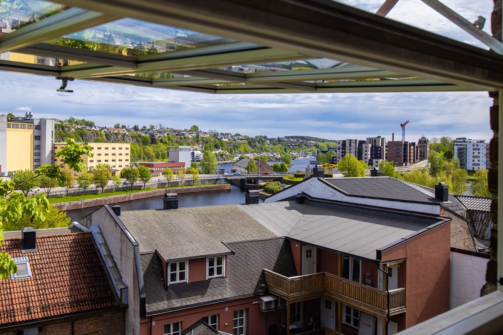 Nydelig utsikt mot vannspeilet på Hjellevannet og Klosterøya! Galleribilde