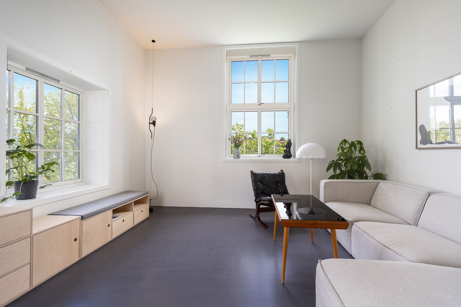 De store vindusflatene med dype vinduskarmer gir rommet et fint særpreg, og tilfører godt med naturlig lys. Galleribilde