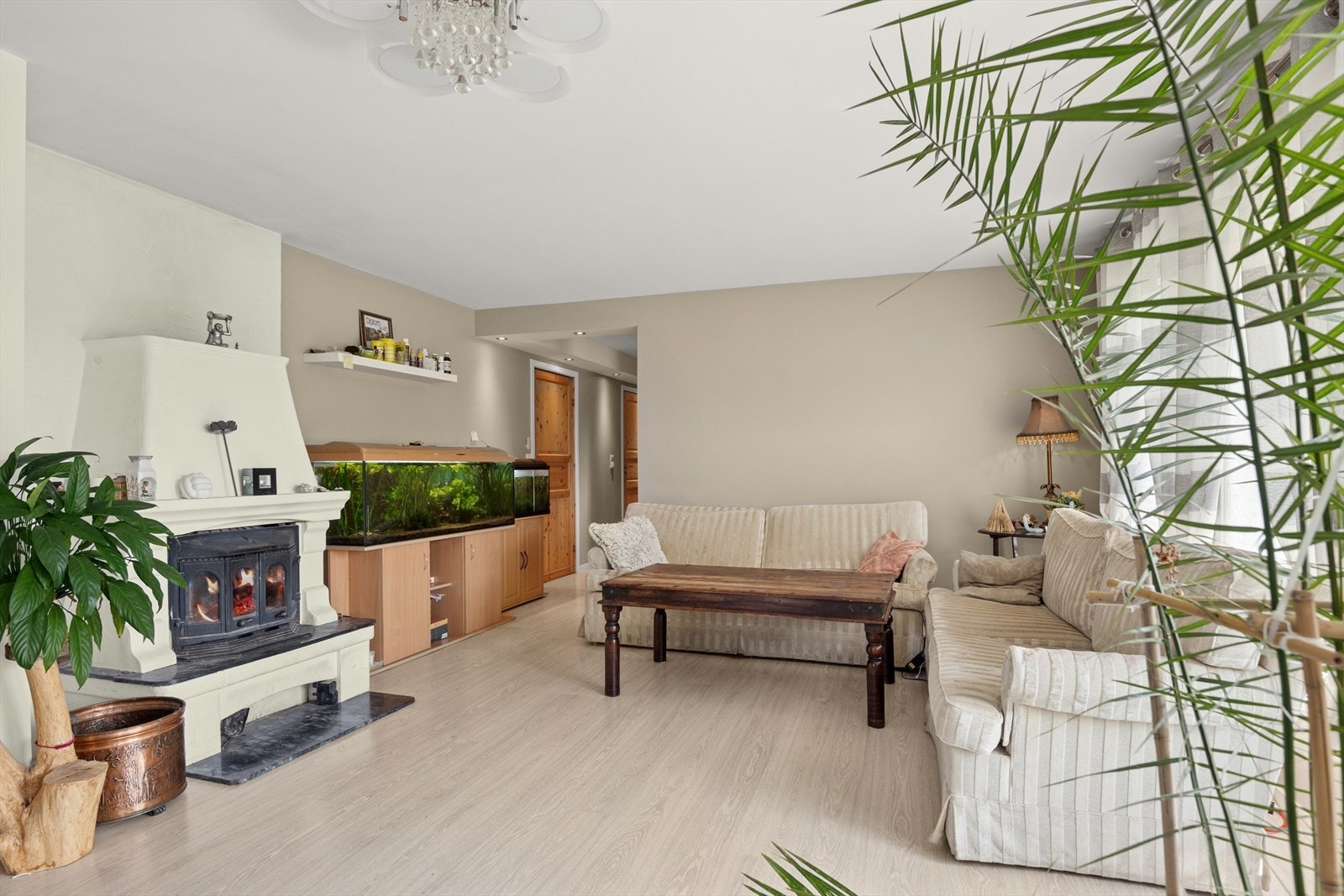 Stuen har nye overflater i form av gips på vegg og tak samt laminat gulv. Galleribilde