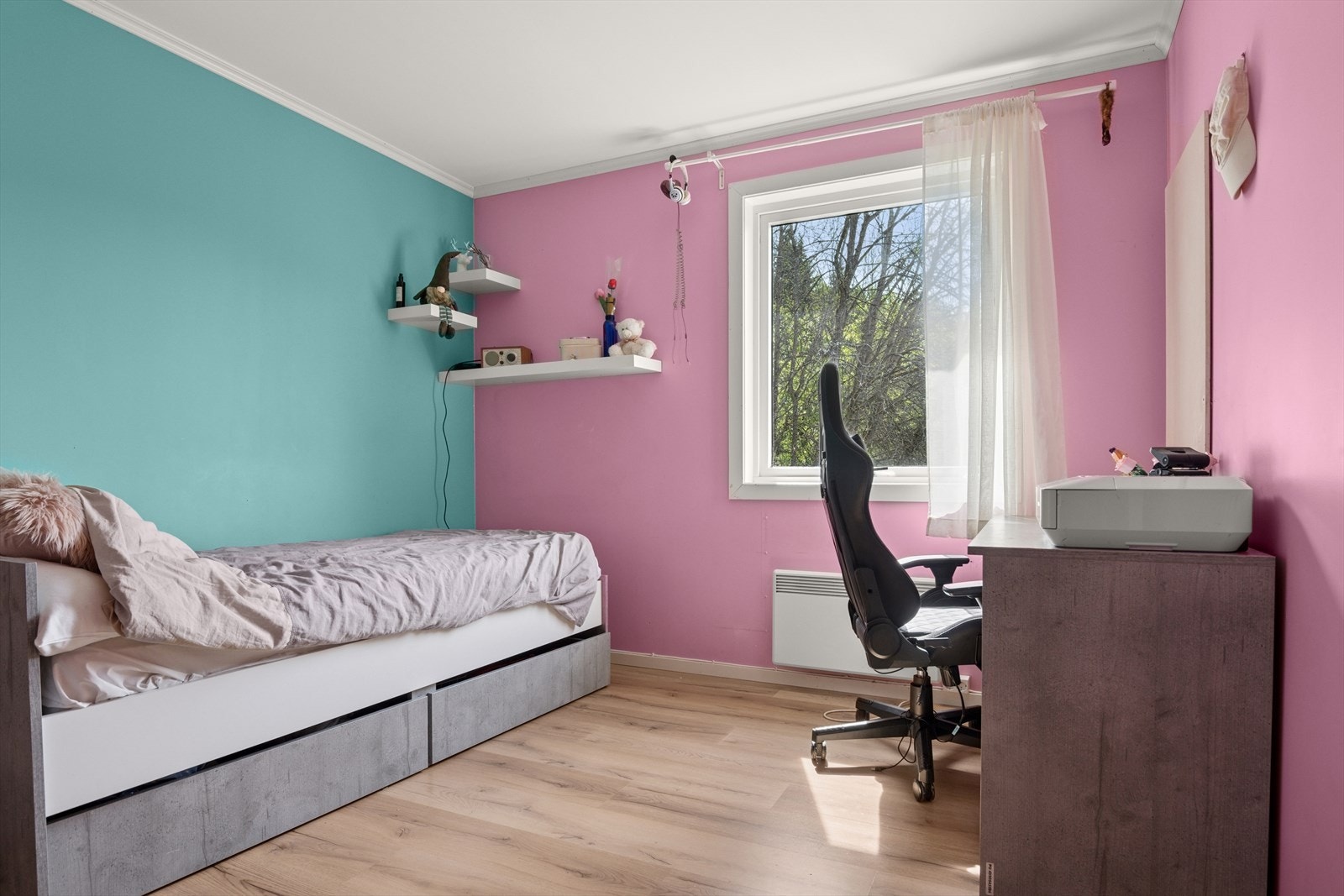 Soverommet har nye overflater og fremstår romslig med plass til seng, nattbord og skap. Galleribilde