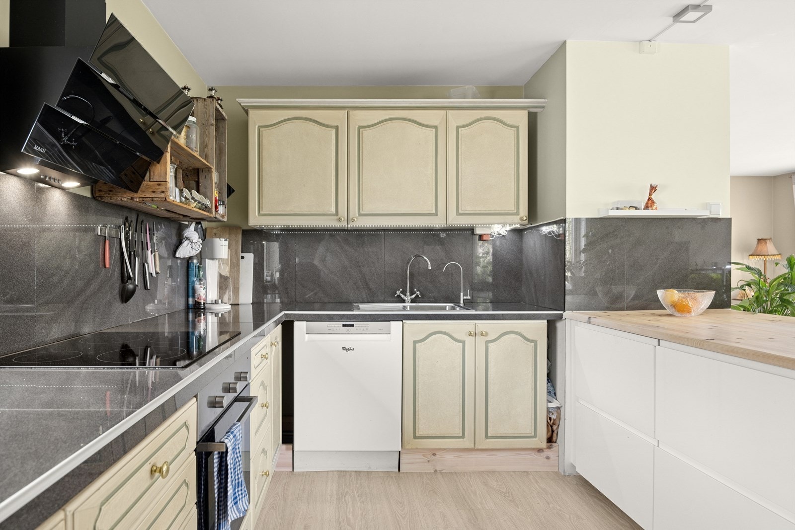 Romslig kjøkken med god skapplass over og under. Galleribilde