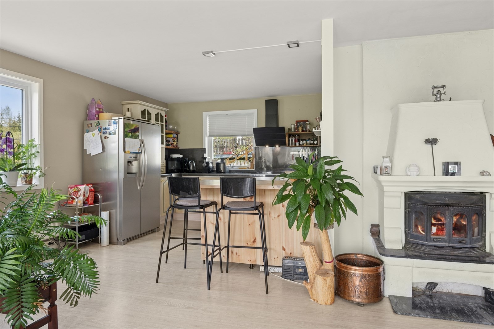 Åpen løsning mellom kjøkken og stue. Galleribilde