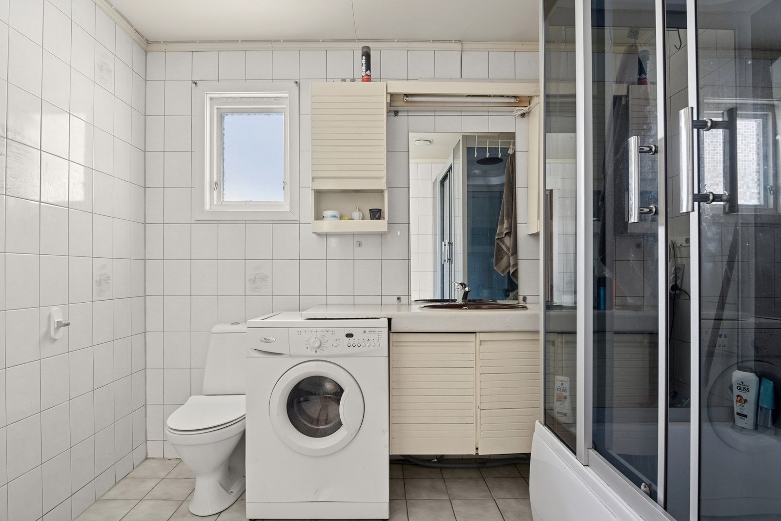 Flisbelagt bad med varmekabel og skapplass. Det er også opplegg for vaskemaskin. Romslig badedusj inn glassert. Galleribilde