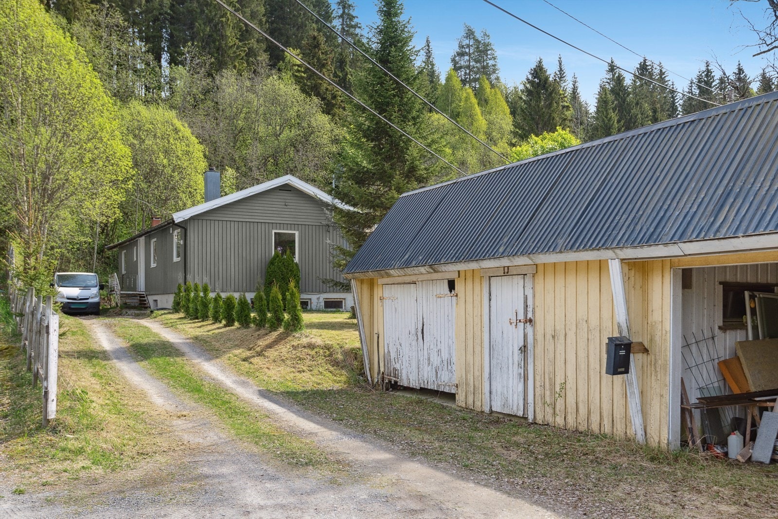 Eiendommen har en romslig og avlang tomt med gode parkeringsforhold. Egen garasje med plass til 2 biler. Galleribilde