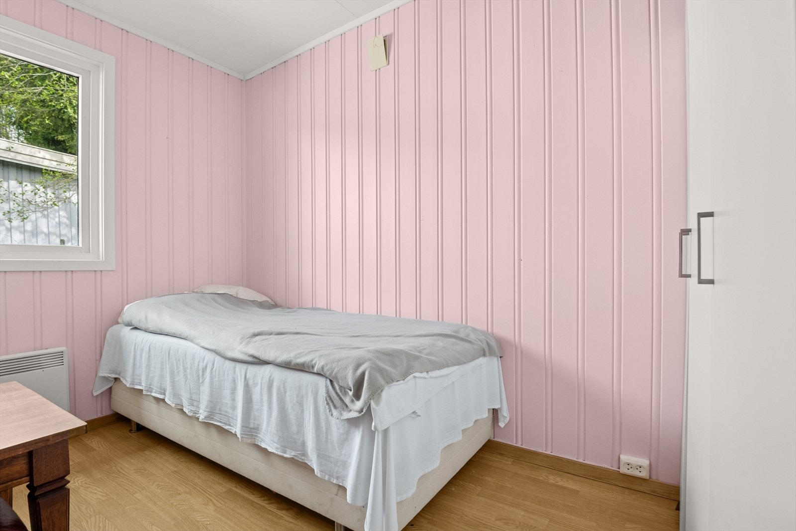 Soverom 4 har plass til seng, nattbord og klesskap. Galleribilde