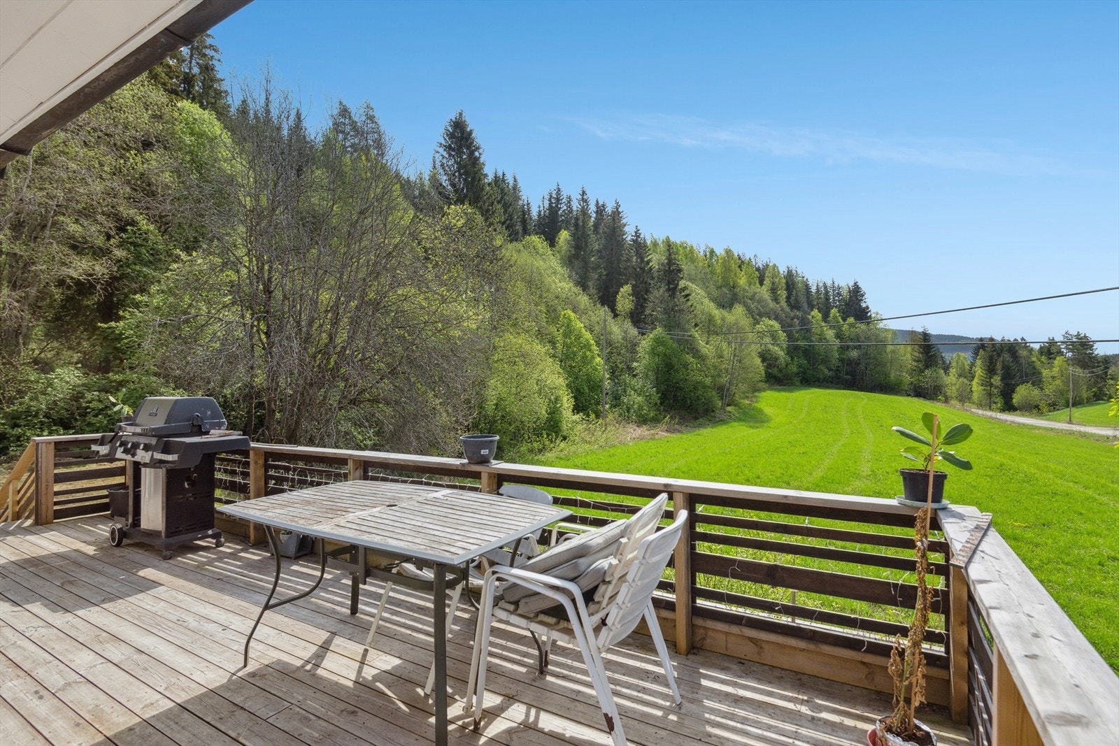 Romslig og flott terrasse med gode solforhold og utsikt til nærmark. Landlig og rolig. Galleribilde