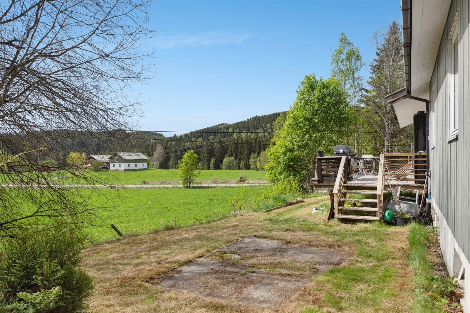 Romslig uteareal du kan benytte, her kan du så plen, bygge platting eller sette opp ett lite drivhus. Galleribilde