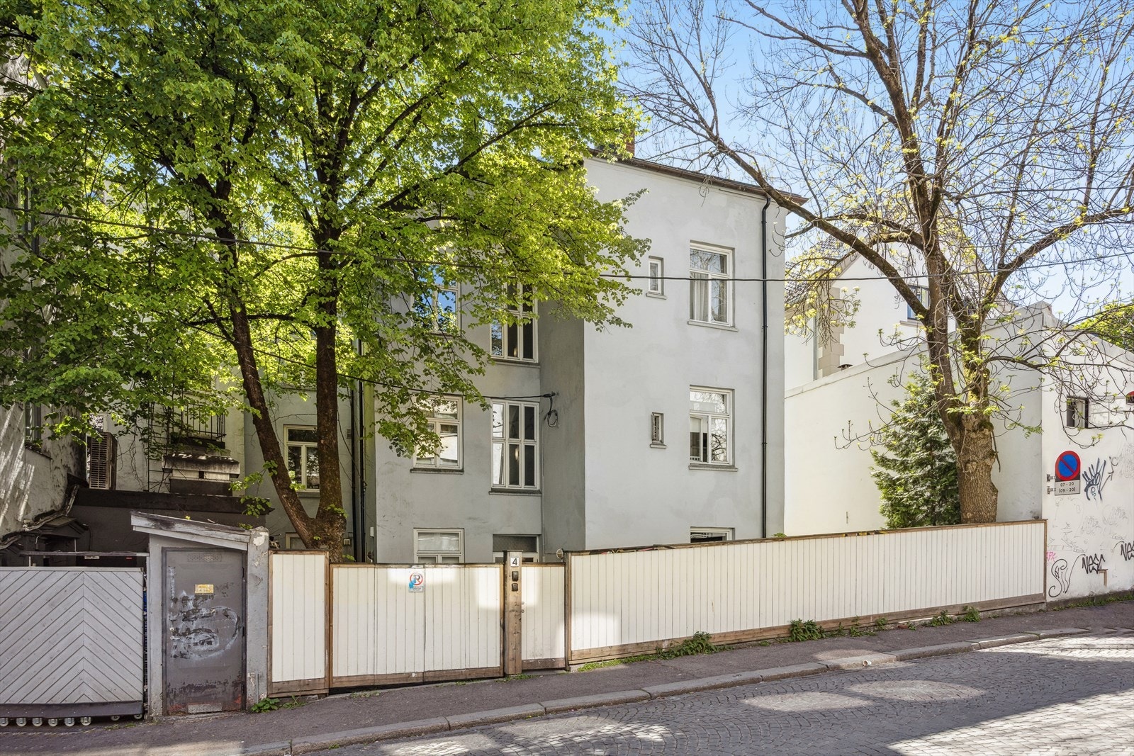 Lukket og skjermet inngangsparti fra stille sidegate. Galleribilde