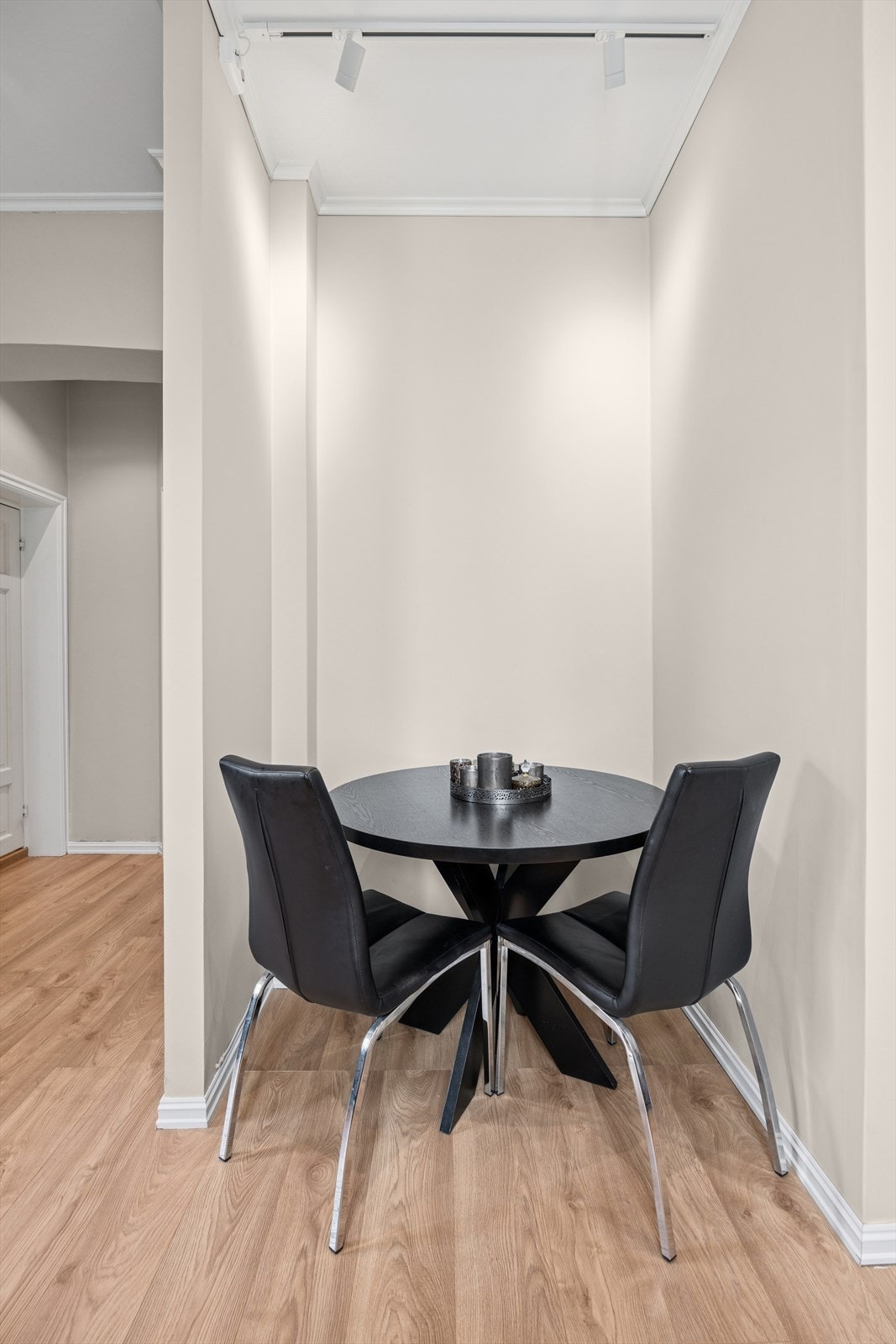 Plass til et mindre spisebord, hvor du også kan være kreativ med benk/større bord for å utnytte plassen best mulig Galleribilde