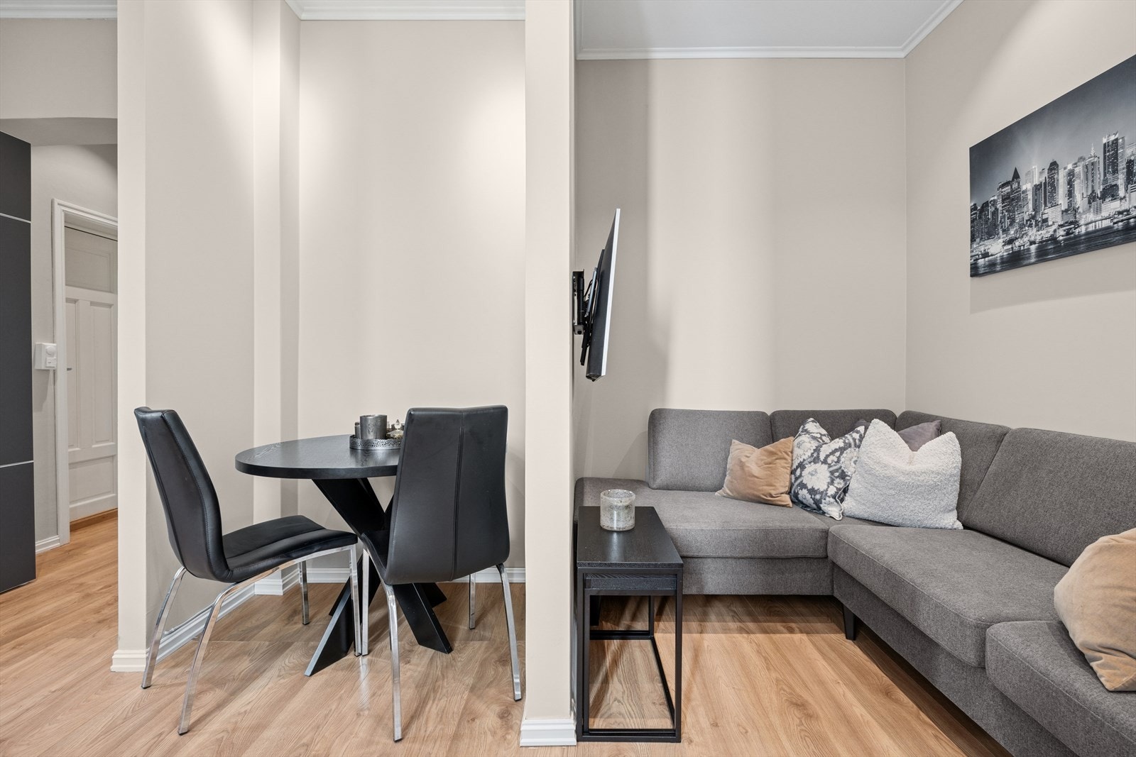 Praktisk bruk av skillevegg gjør at du fortsatt får en følelse av tv-stue og spisestue Galleribilde