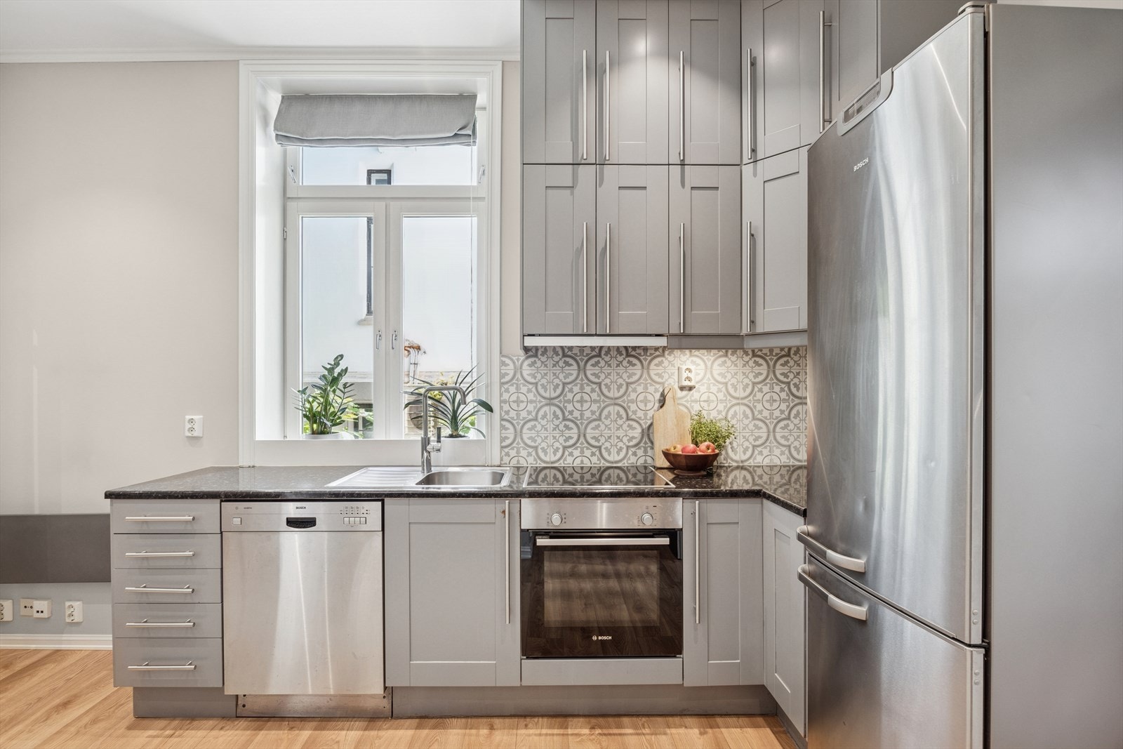 Kjøkkeninnredning med 1-speils folierte fronter, laminat benkeplate med nedfelt kum i rustfritt stål, Galleribilde