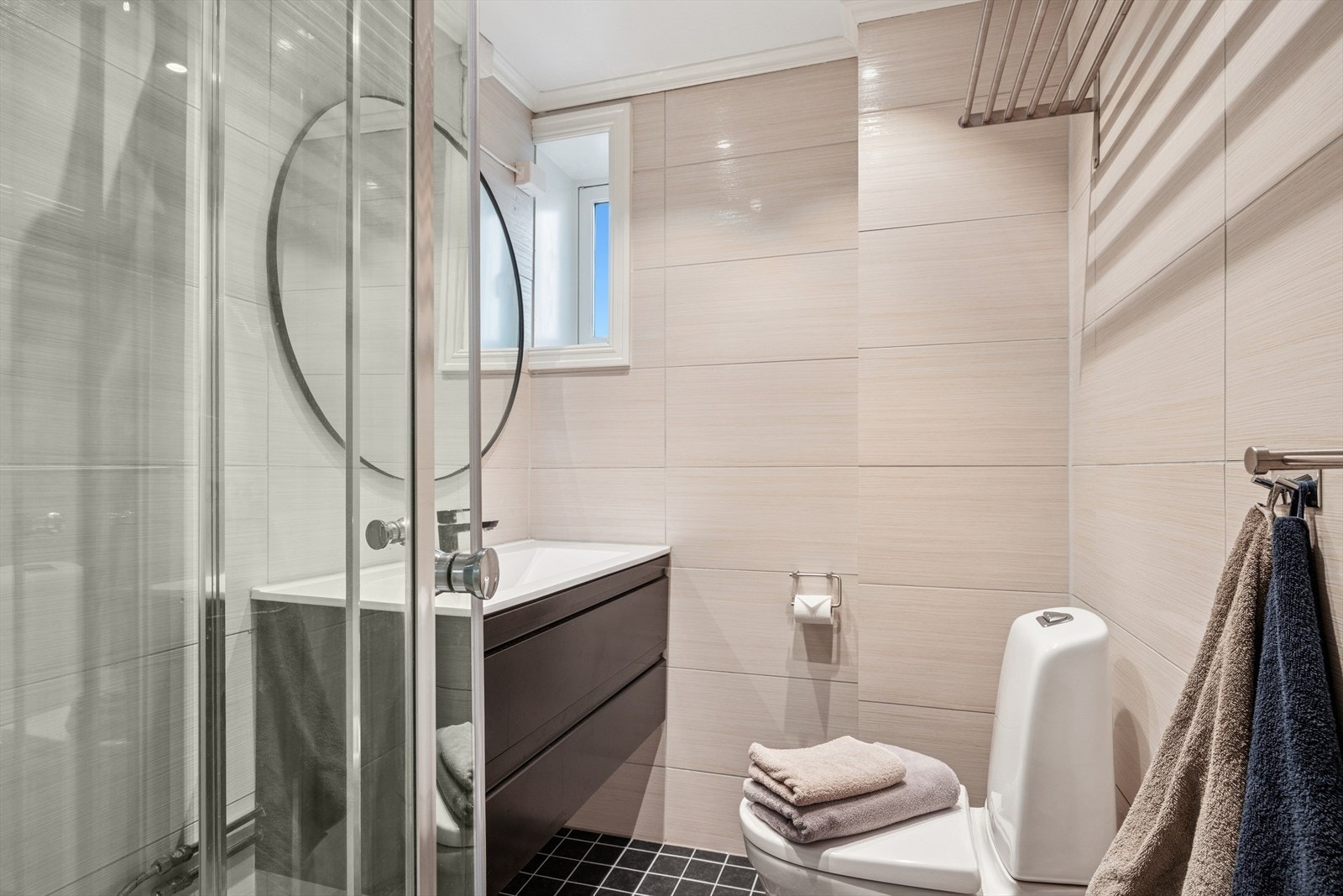 Stilfullt baderom med tidløse fliser og moderne innredning Galleribilde