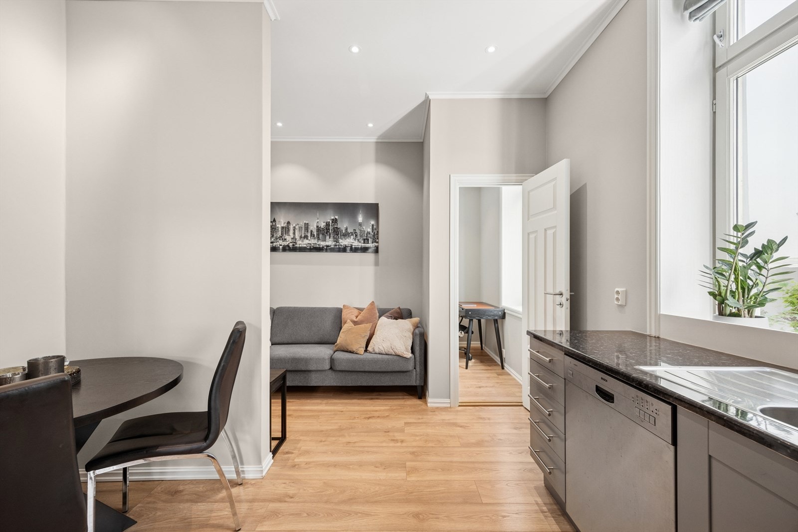 Stilfulle og lune fargetoner går igjen i alle boligens rom Galleribilde