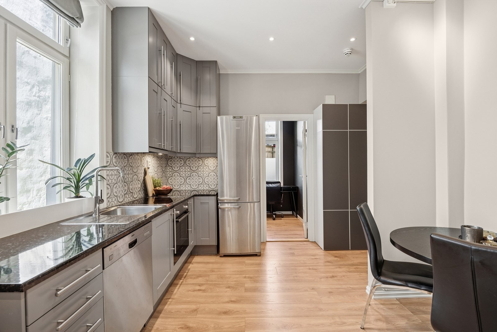 Her får du gode oppbevaringsmuligheter i over- og under-skap, samt store arbeidsflater Galleribilde