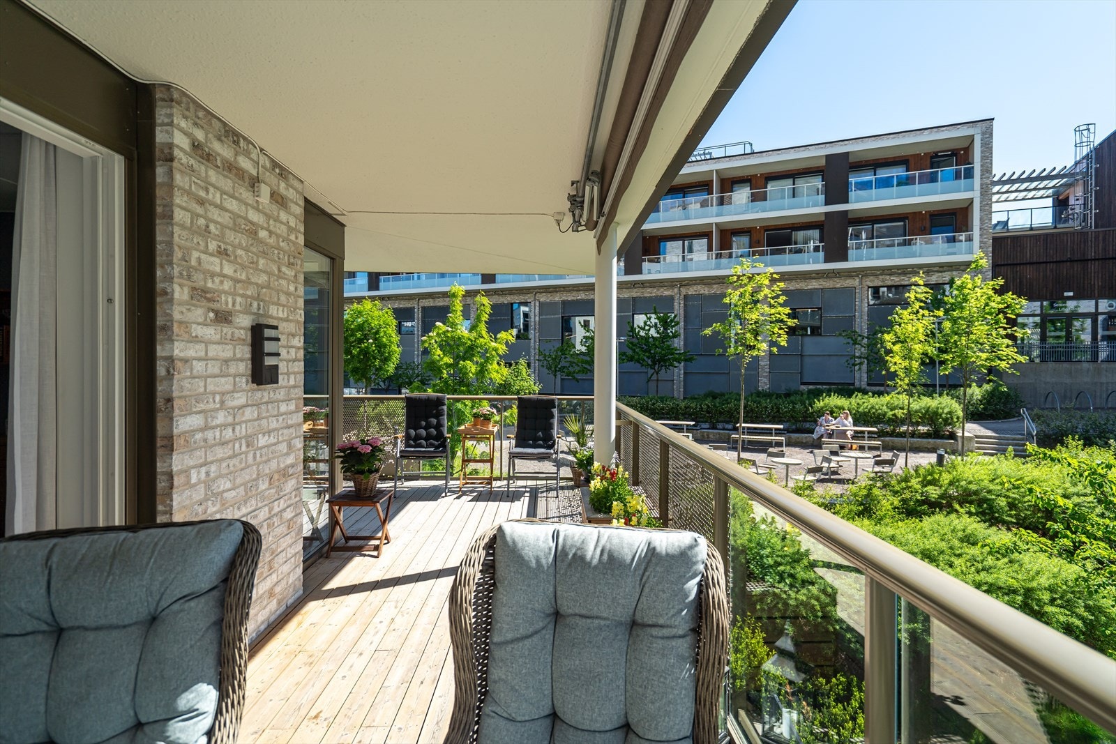 Utsikten mot grønne fellesarealer gjør dette til et fredelig og skjermet uteområde. Galleribilde