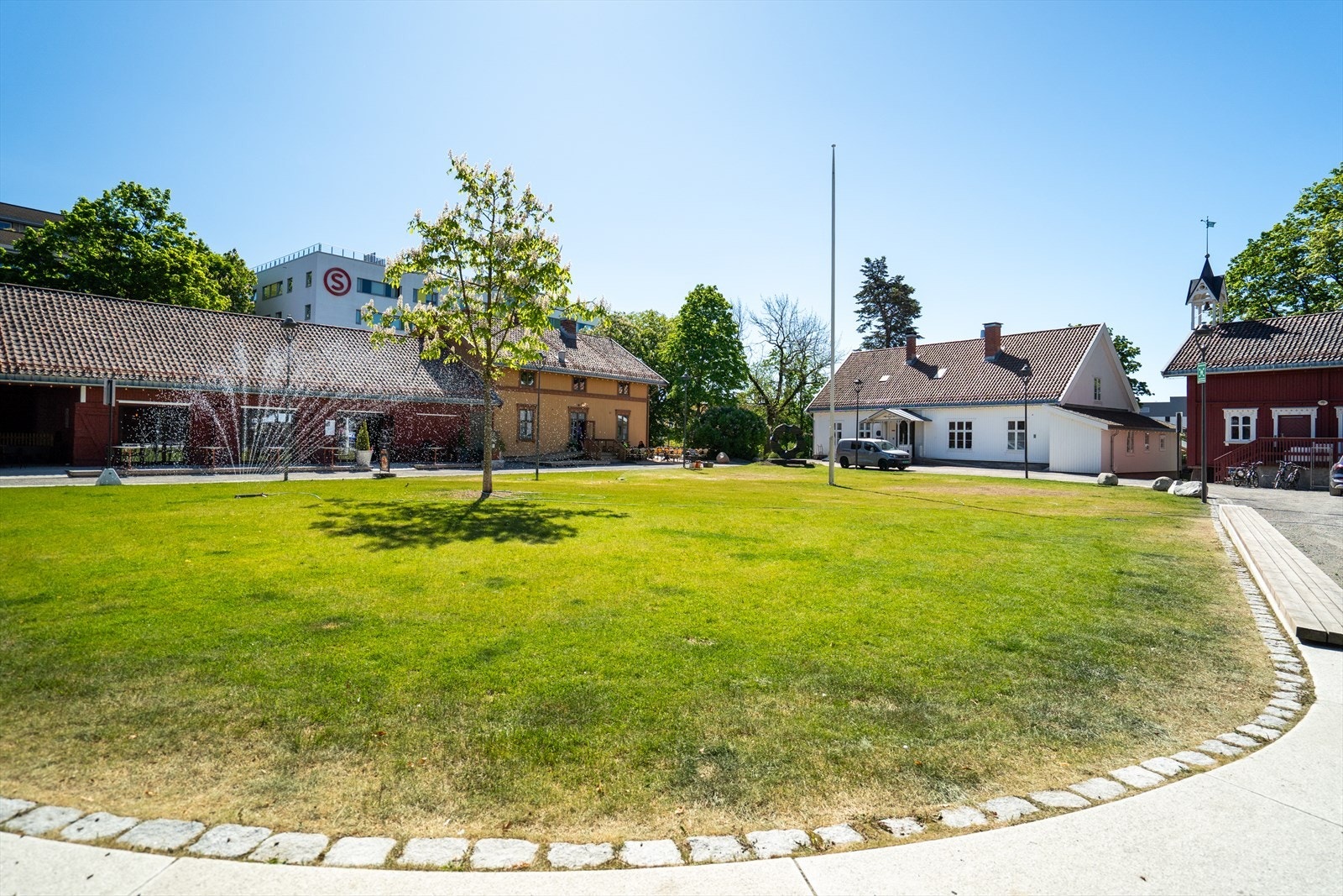 Lillo Gård med hyggelige restauranter og lokale butikker. Galleribilde