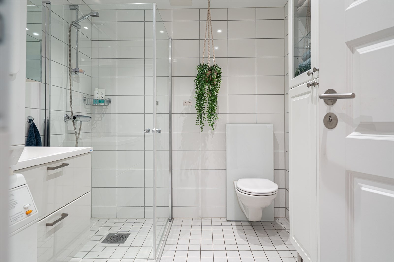 Fra entréen har du adkomst til et a boligens to bad. Perfekt som gjestebad eller for familiens morgenrush. Galleribilde