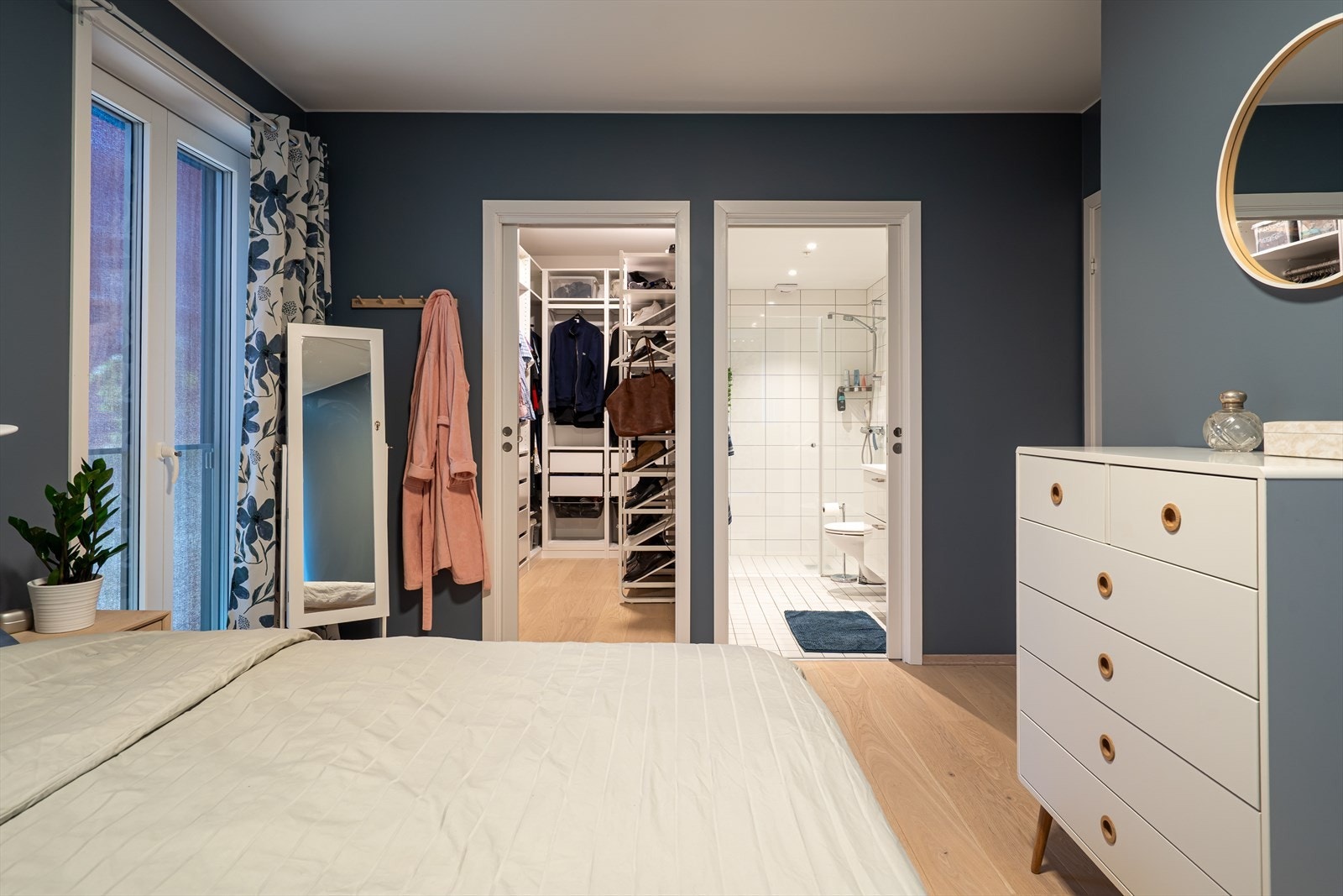 Soverommet har eget bad og romslig walk-in closet. Galleribilde