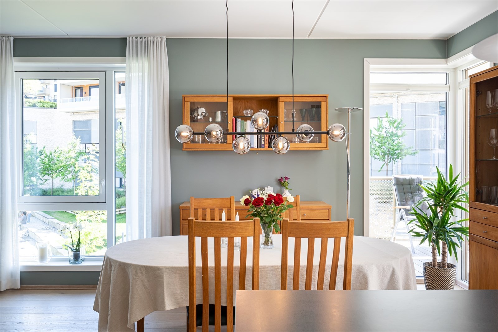 Integrerte hvitevarer på kjøkkenet medfølger. Galleribilde