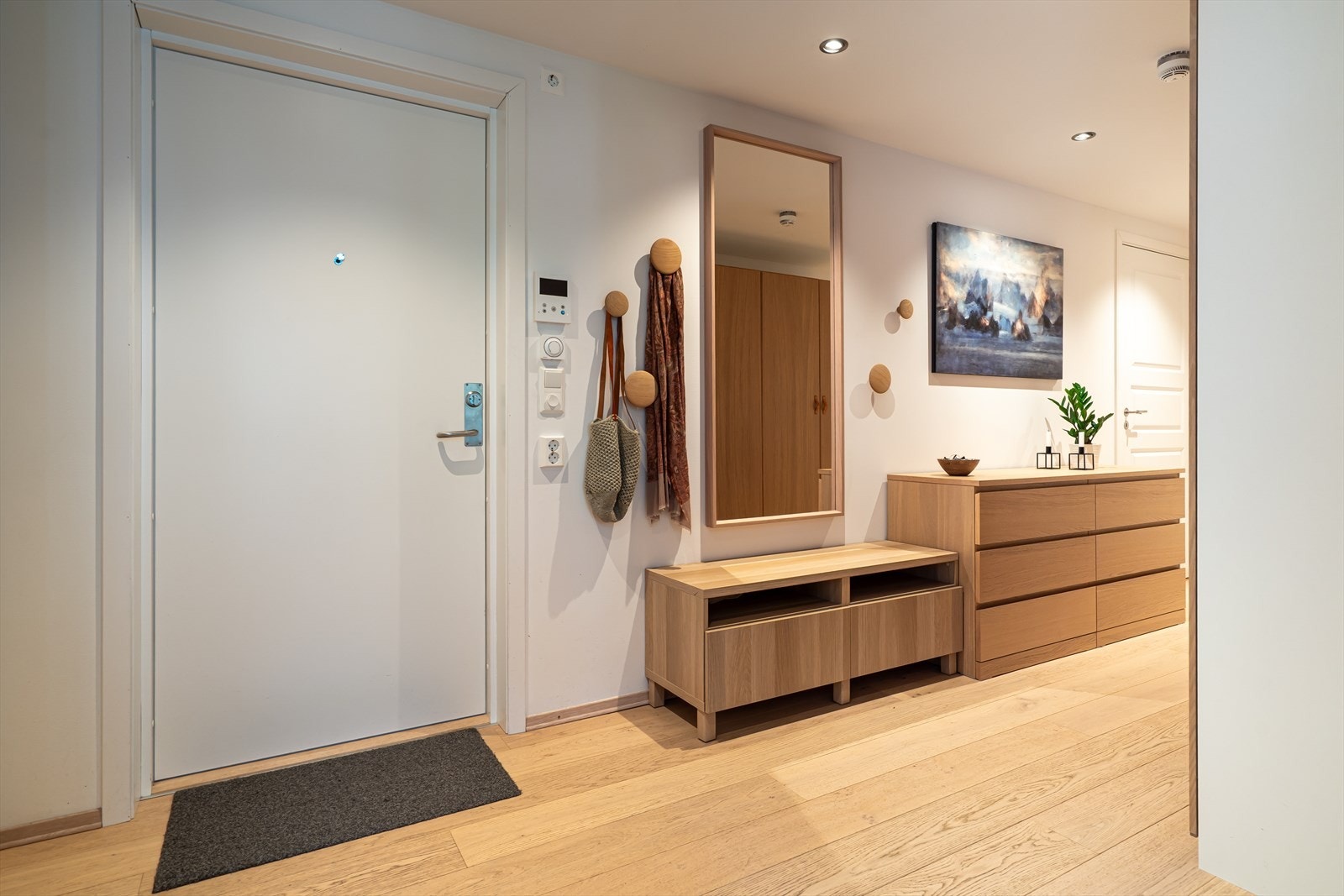 Velkommen inn i en romslig og funksjonell entré som setter tonen for resten av leiligheten. Galleribilde