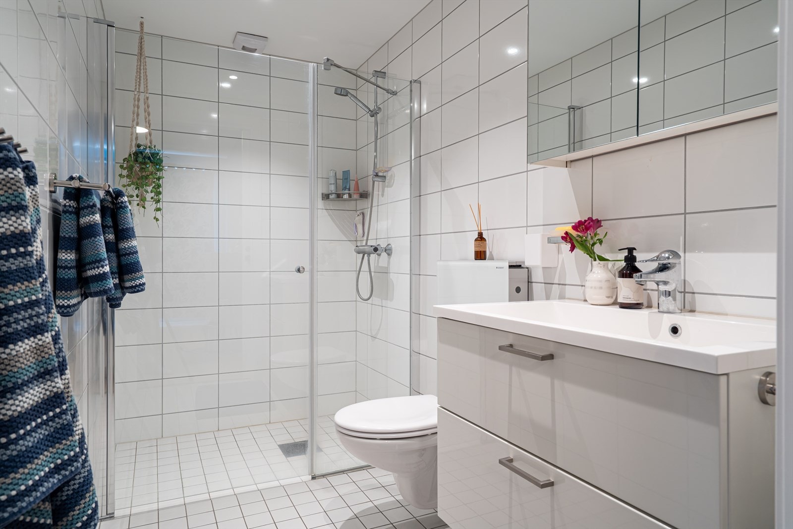 Vegghengt toalett, servantskap og speilskap gir en elegant og praktisk løsning. Galleribilde