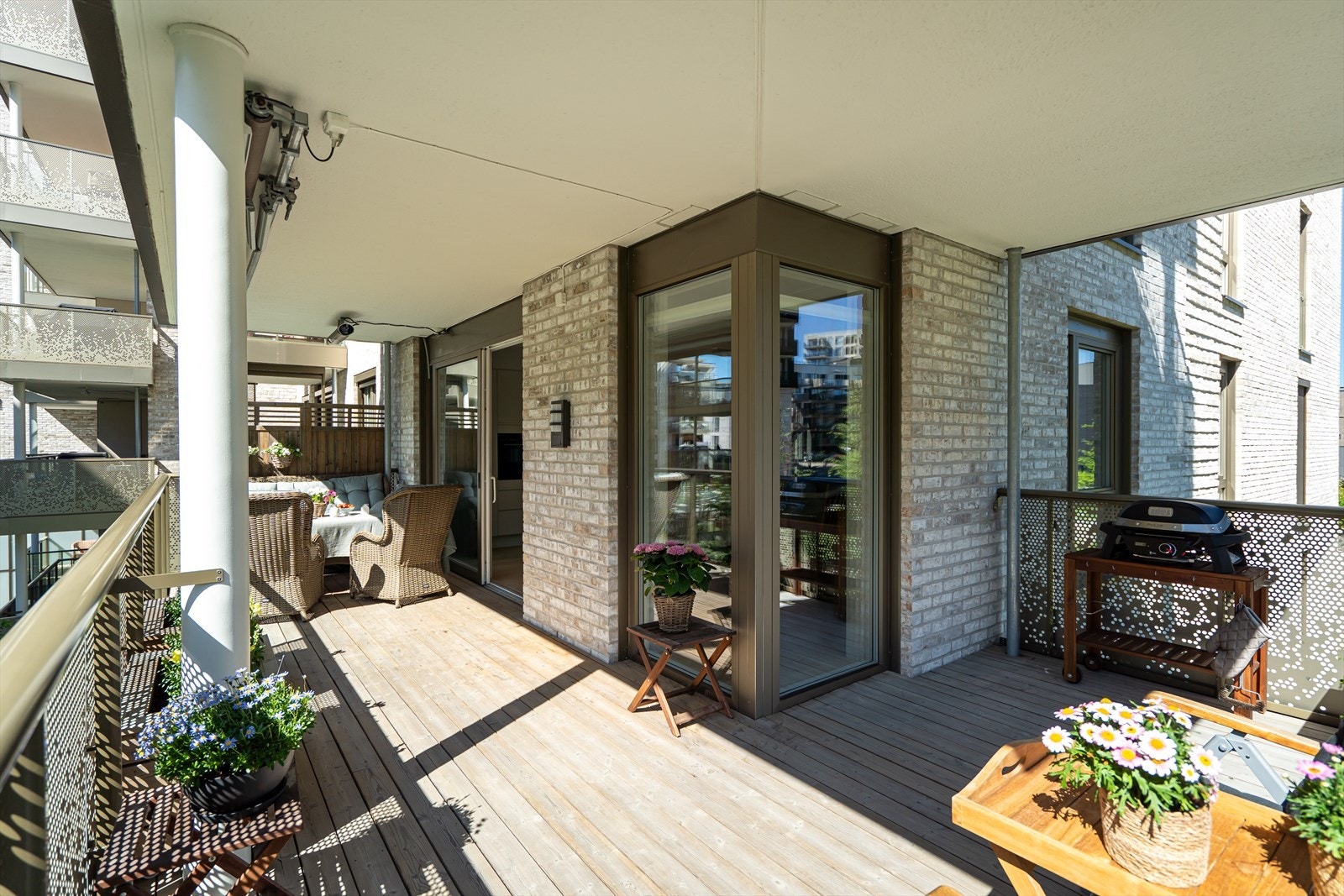 Denne hjørnebalkong på hele 26 m² fungerer som en forlengelse av boligen på sommeren. Galleribilde