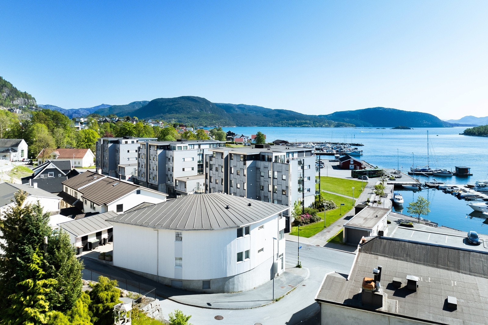 Leiligheten har en fin beliggenhet i nærhet til sjøen, med fine turområder like utenfor døra Galleribilde