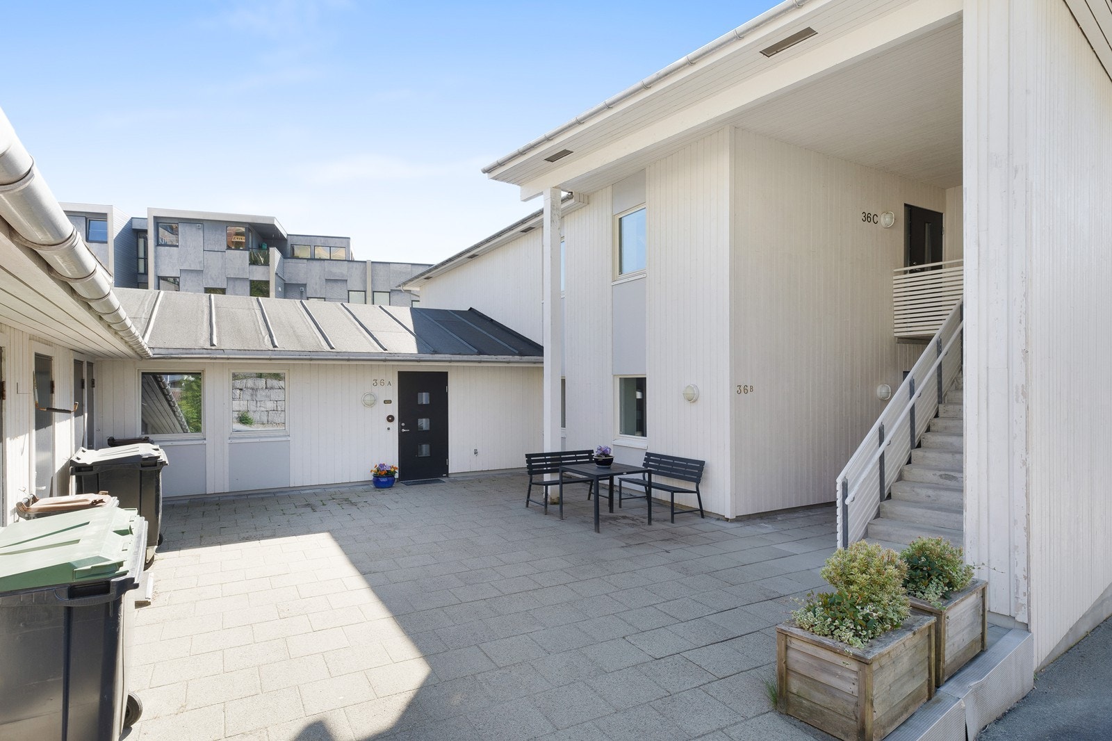 Felles eiertomt for eierseksjonssameiet. Fellesarealer er ryddig og pent opparbeidet med trivelig fellesområde. Galleribilde