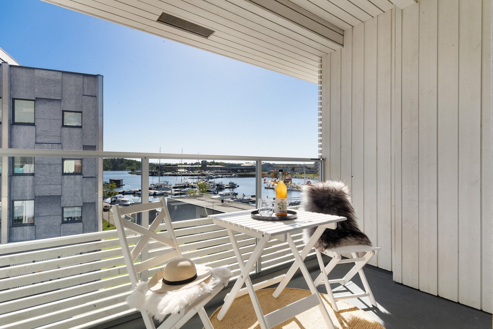 Her kan man nyte solen til langt på kveld, og følge med på liv og røre i Vågen Galleribilde