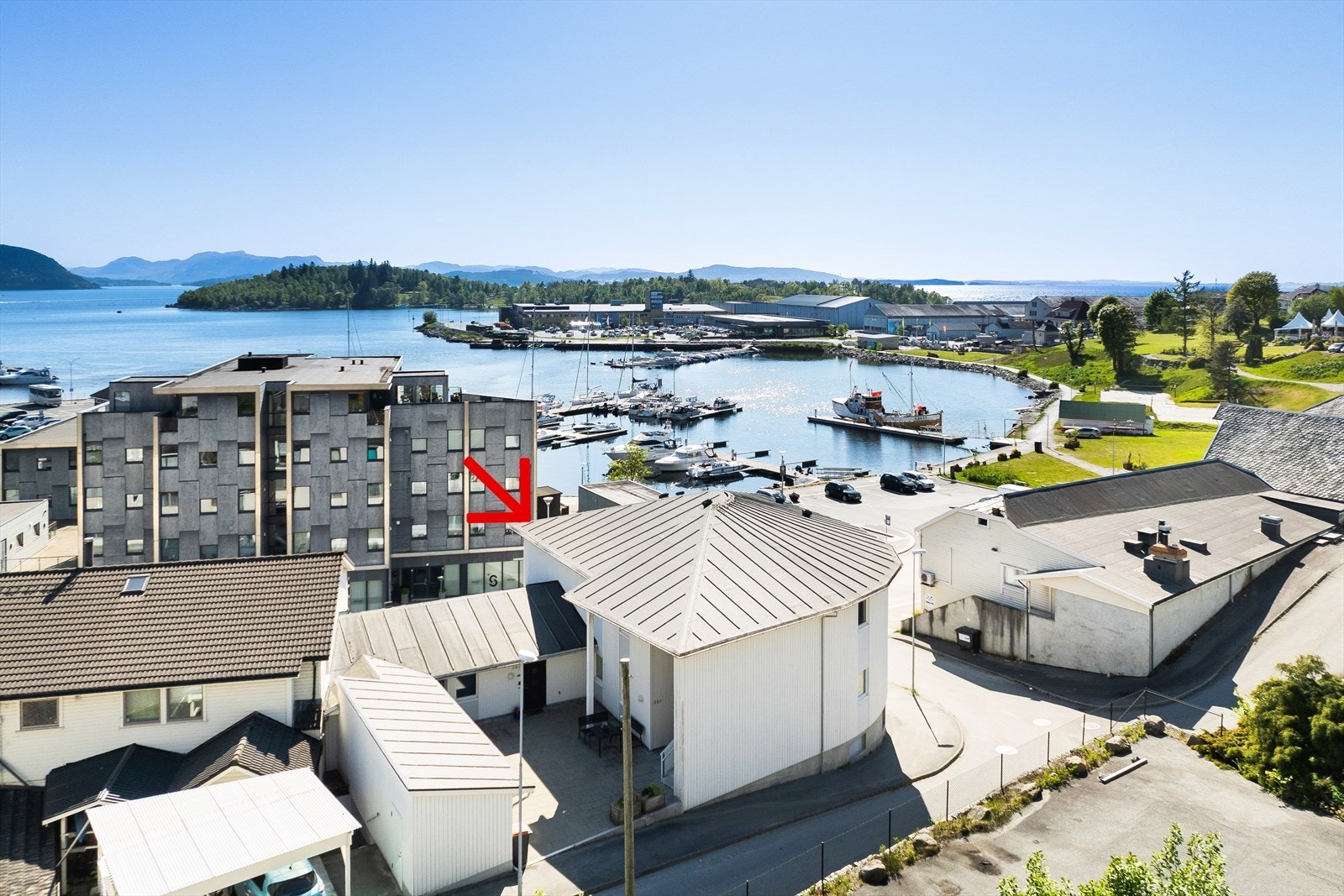 Med få skritt er man i Vågen og man har hele sentrumskjernen med en variert handelsstand og rikelig utvalg av butikker lett tilgjengelig. Galleribilde