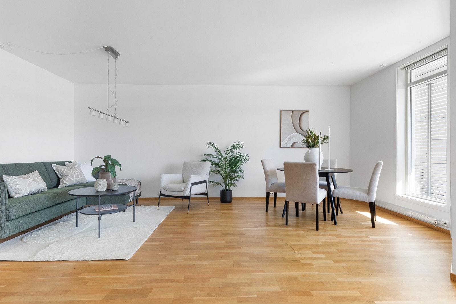 Leiligheten er nymalt på gulv og vegger og fremstår meget lys og innbydende Galleribilde