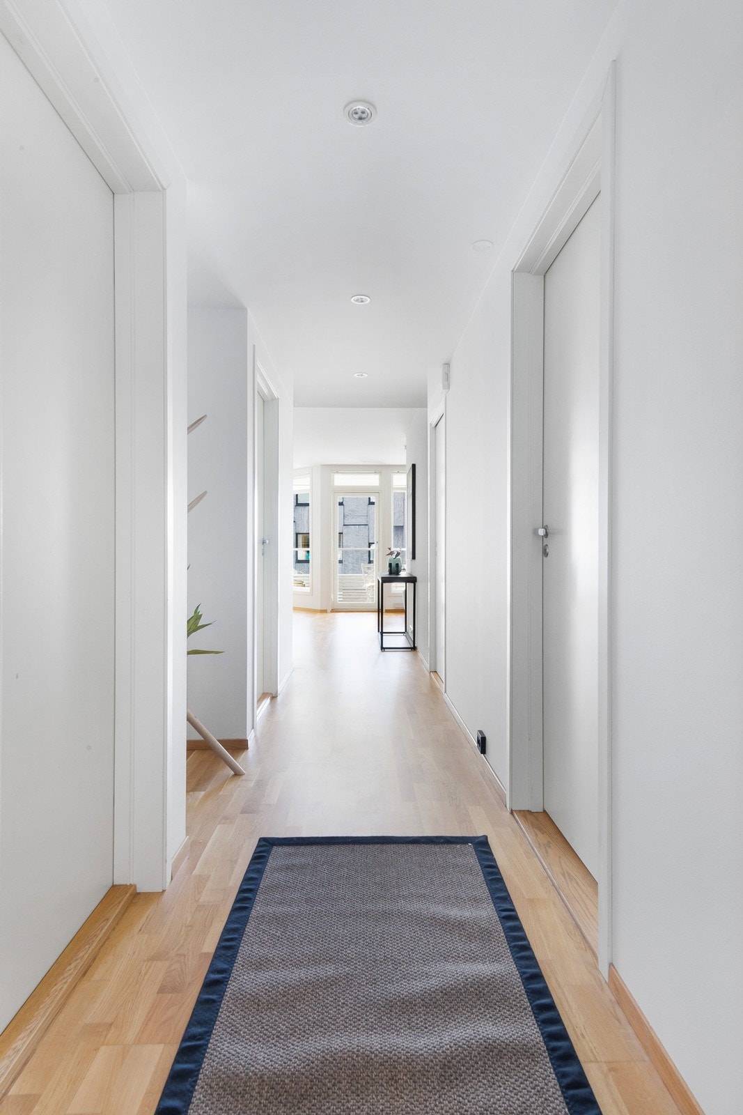 Lys og romslig gang med plass til garderobe Galleribilde
