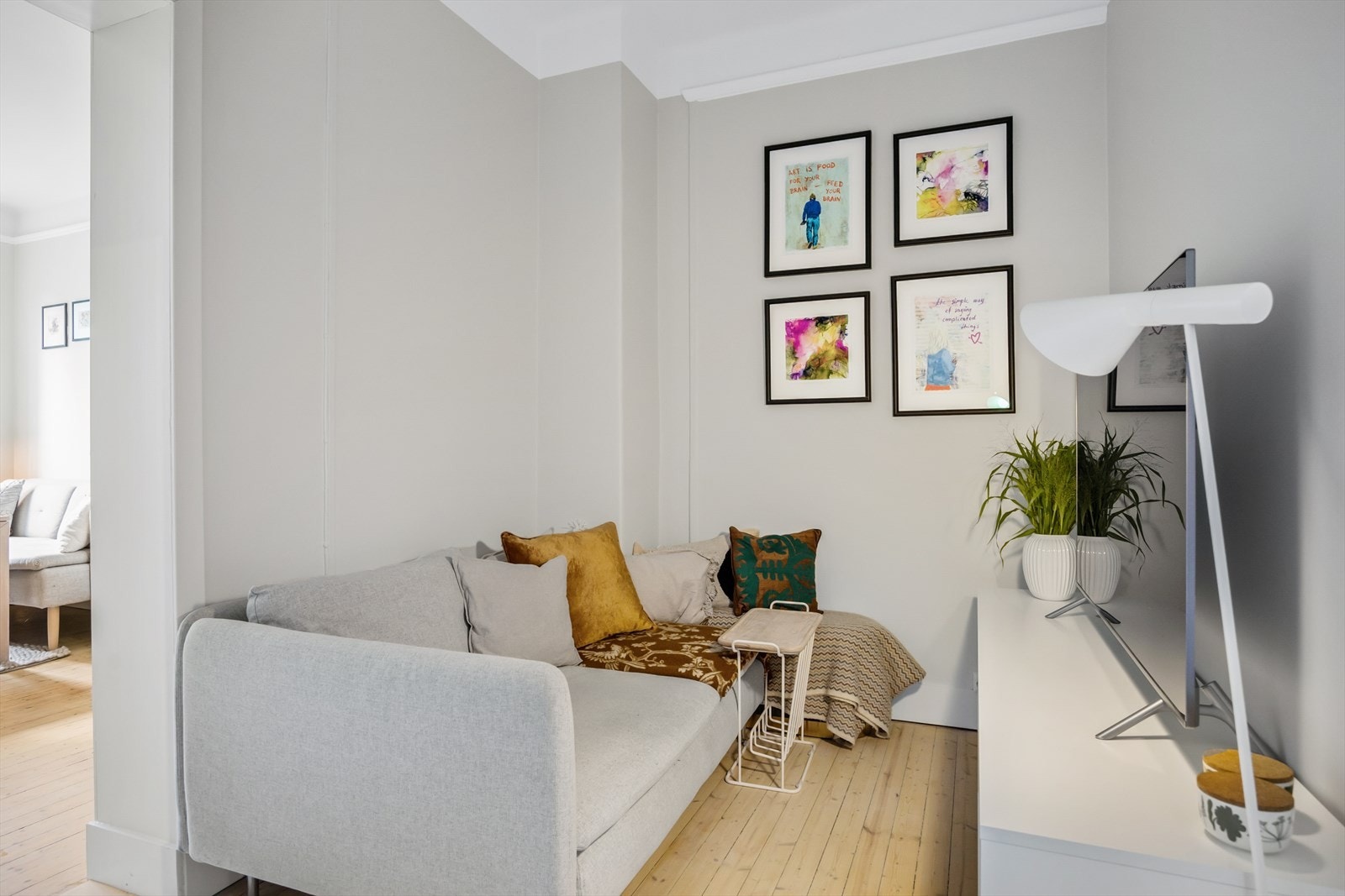 I stuen kan du enkelt møblere med sofagruppe og TV-løsning. Galleribilde