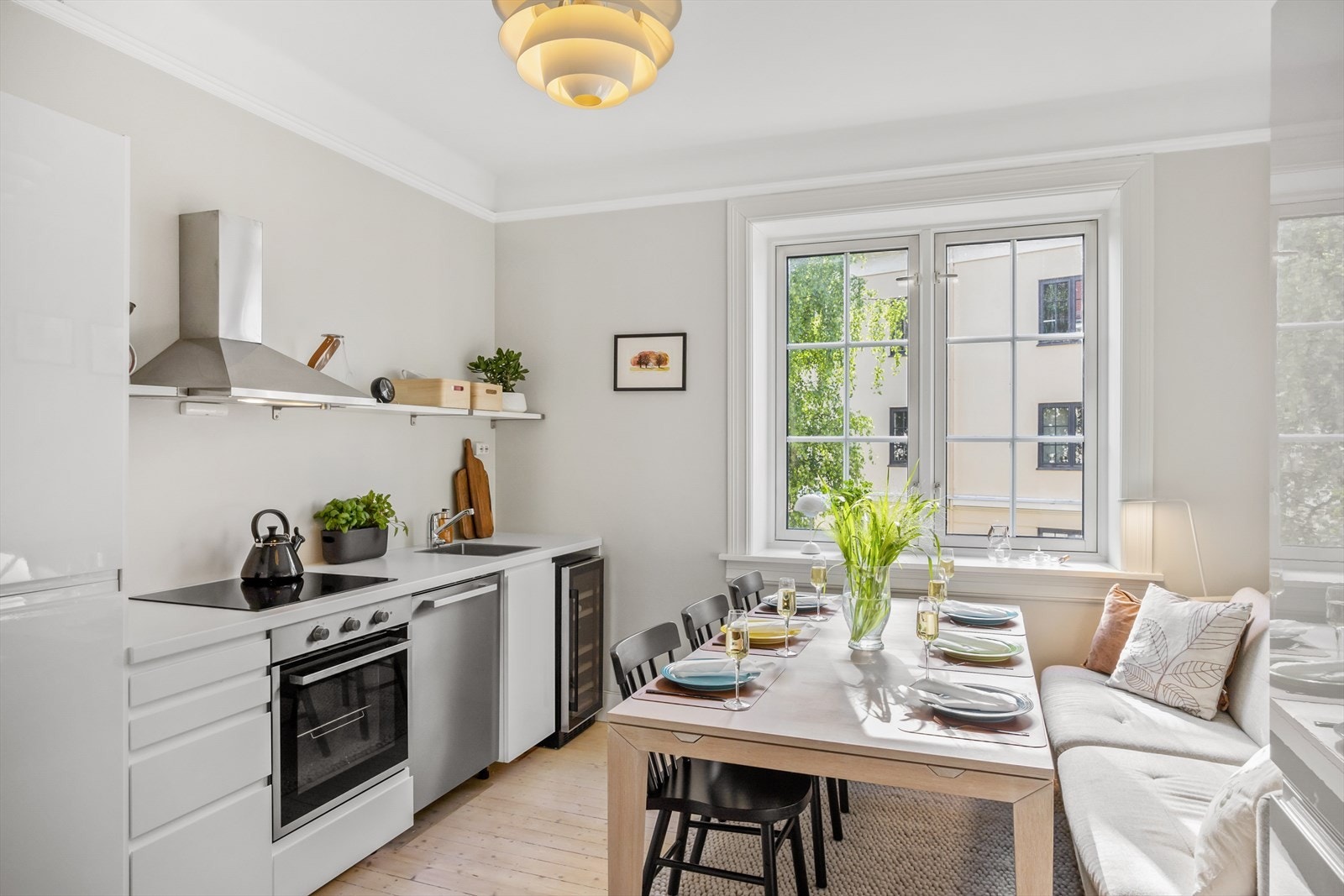 God plass til et romslig spisebord - perfekt for hyggelige måltider og gjester på besøk. Galleribilde