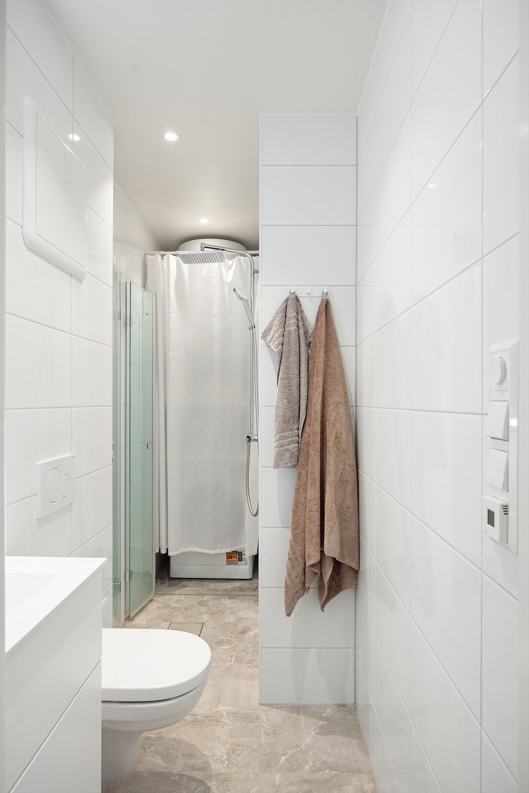 Delikat og moderne baderom, flislagt og oppgradert i 2023/24. Galleribilde