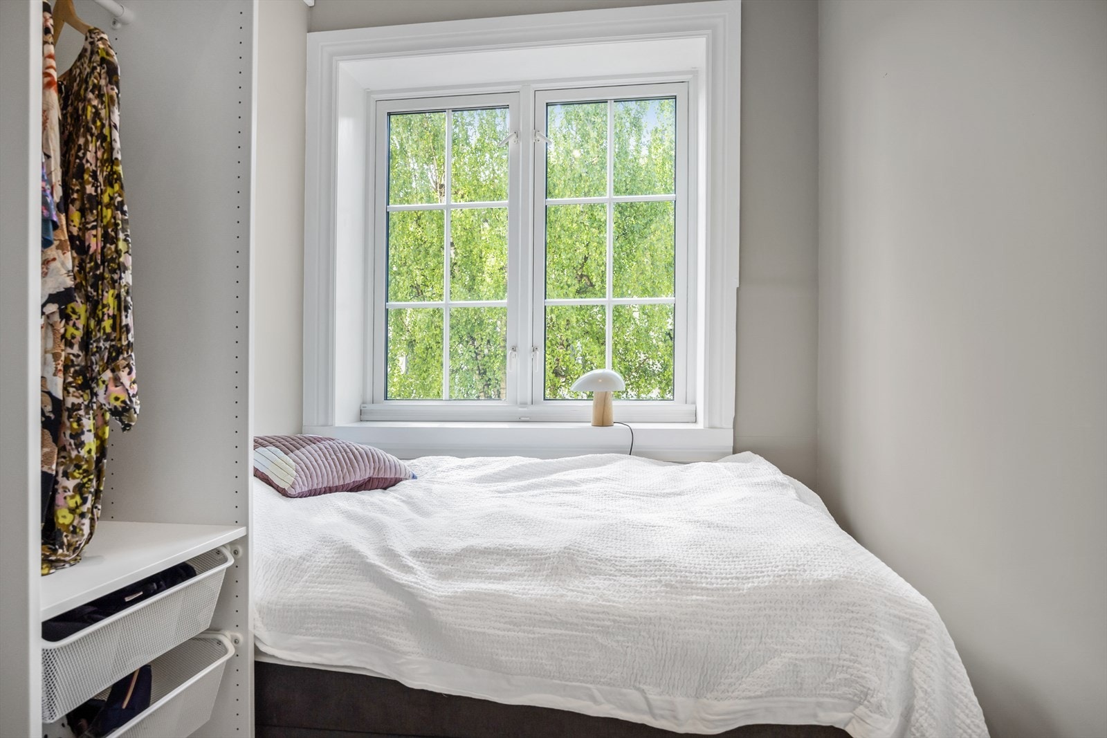 Soverom 2 er også romslig, med god plass til seng og øvrige møbler. Galleribilde