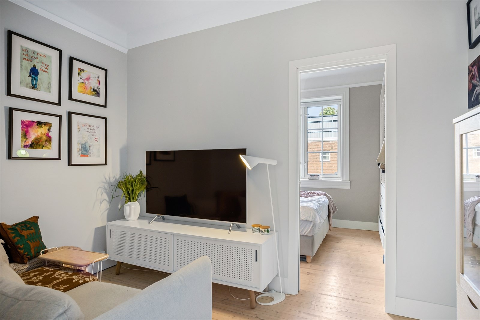 Gulvet er belagt med tregulv, og veggene er malt i delikate og moderne fargetoner - et stilrent utgangspunkt som enkelt lar seg tilpasse din personlige stil og skape et hjem du vil trives i. Galleribilde