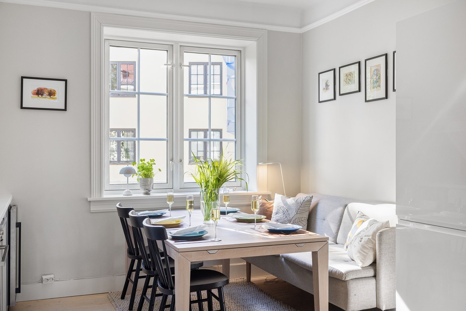 Veggene i stue og kjøkken ble malt i 2021 i lyse og tidsriktige fargetoner som gir rommene et moderne og innbydende uttrykk. Galleribilde