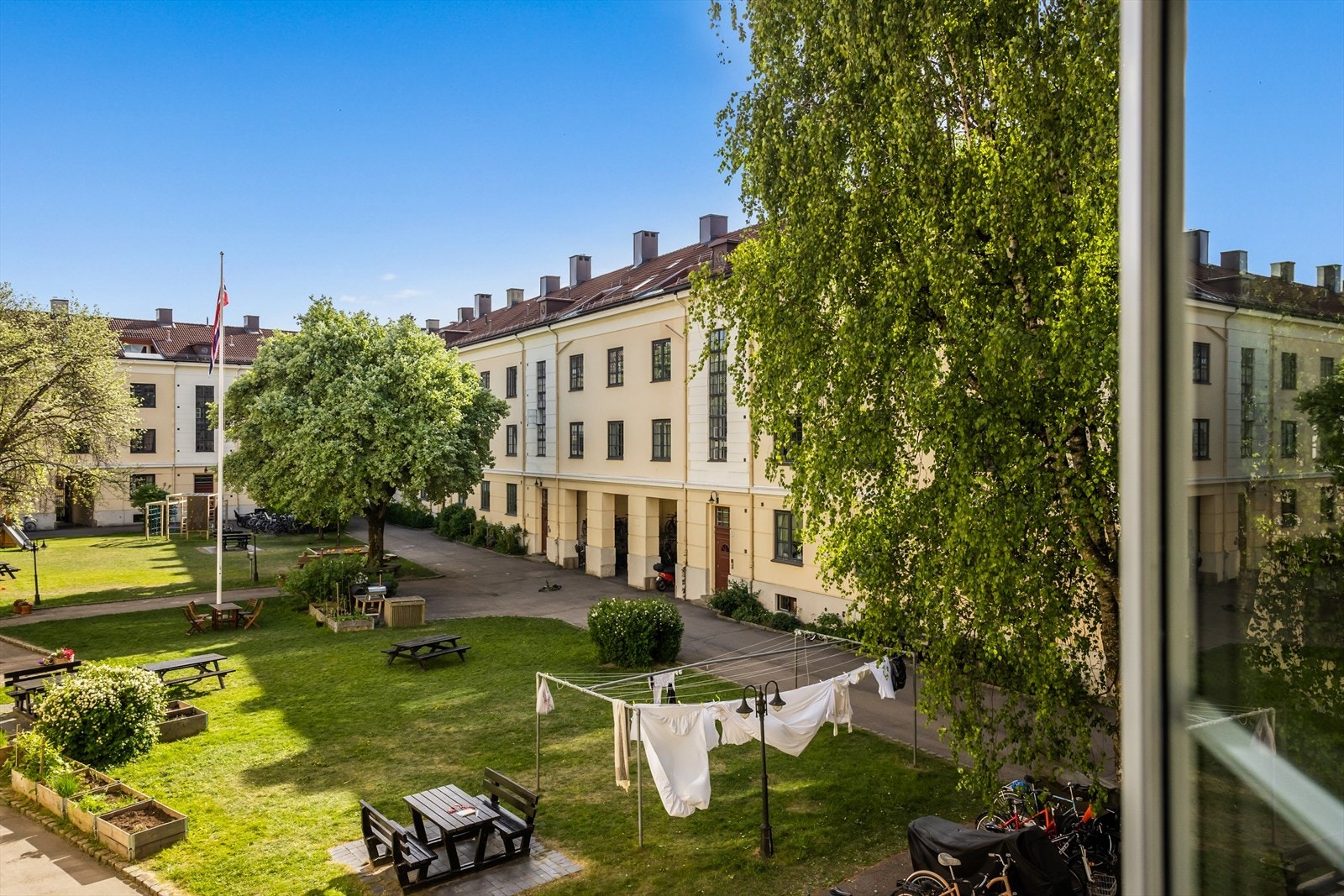 Hyggelig utsyn mot koselig bakgård. Galleribilde