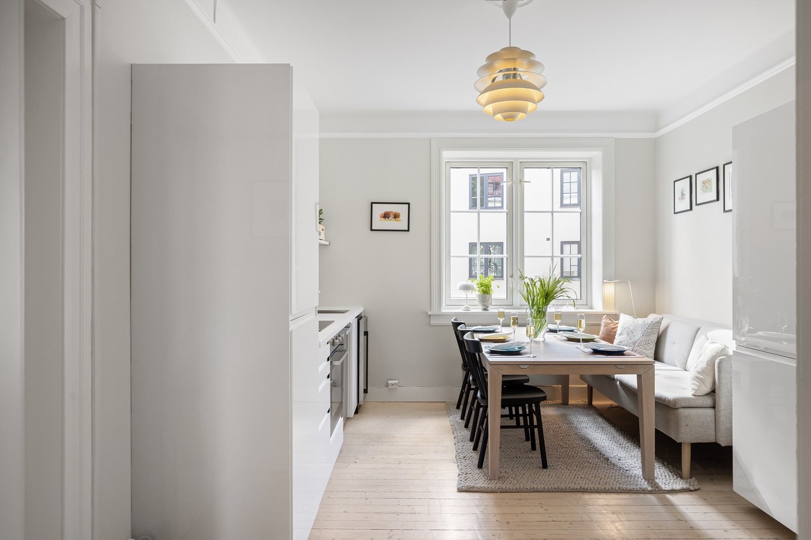 Moderne og funksjonelt kjøkken med god skap- og benkeplass. Galleribilde