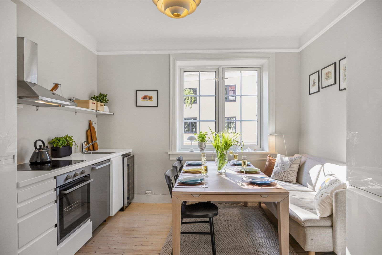 Takhøyden på kjøkkenet er luftige 2,85 meter, noe som bidrar til en romslig og luftig følelse. Galleribilde