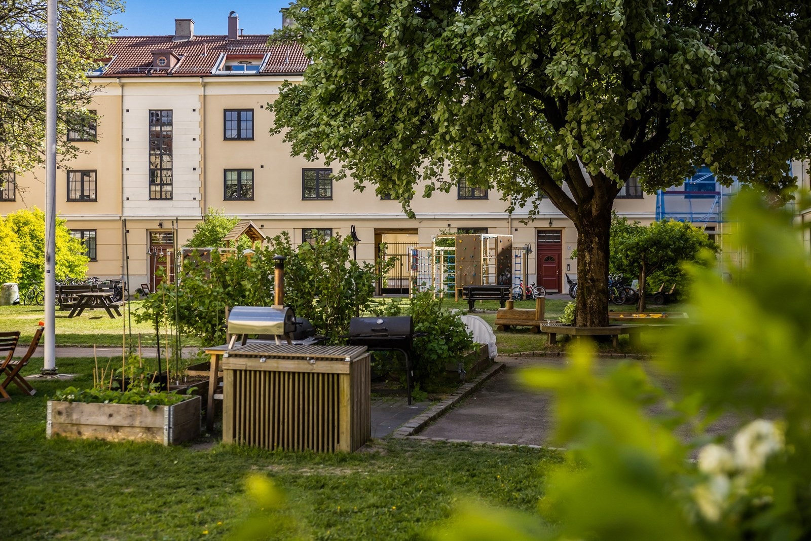 Bakgården byr blant annet på flere hyggelige sittegrupper, lekeapparater for de minste og en egen grillsone. Galleribilde