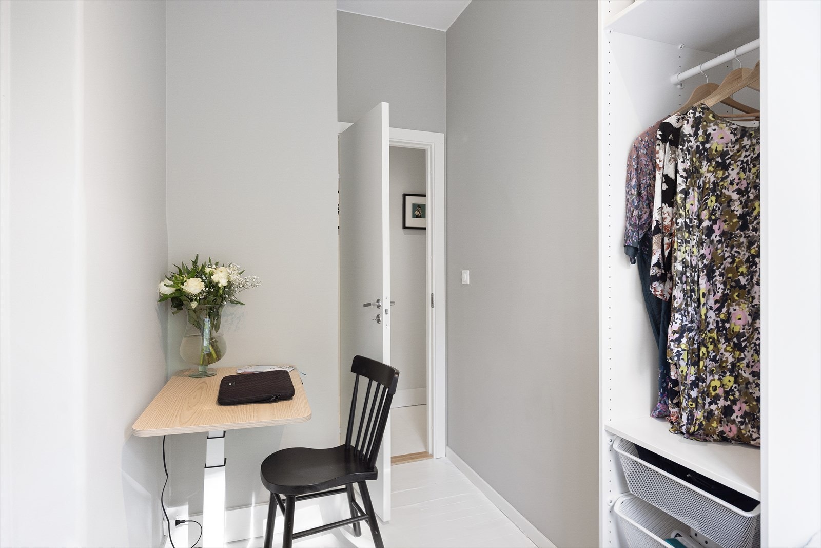 I tillegg har rommet gode oppbevaringsmuligheter med et åpent garderobeskap. Galleribilde