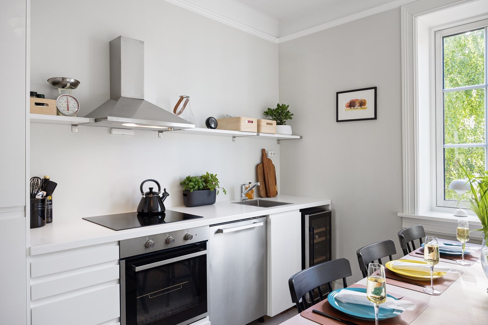 Moderne og funksjonelt kjøkken med god skap- og benkeplass. Innredet med glatte, laminerte fronter og kum med ettgreps blandebatteri. Kjøkkenet er utstyrt med integrert koketopp, stekeovn, kjøle-/fryseskap samt opplegg for oppvaskmaskin. Galleribilde