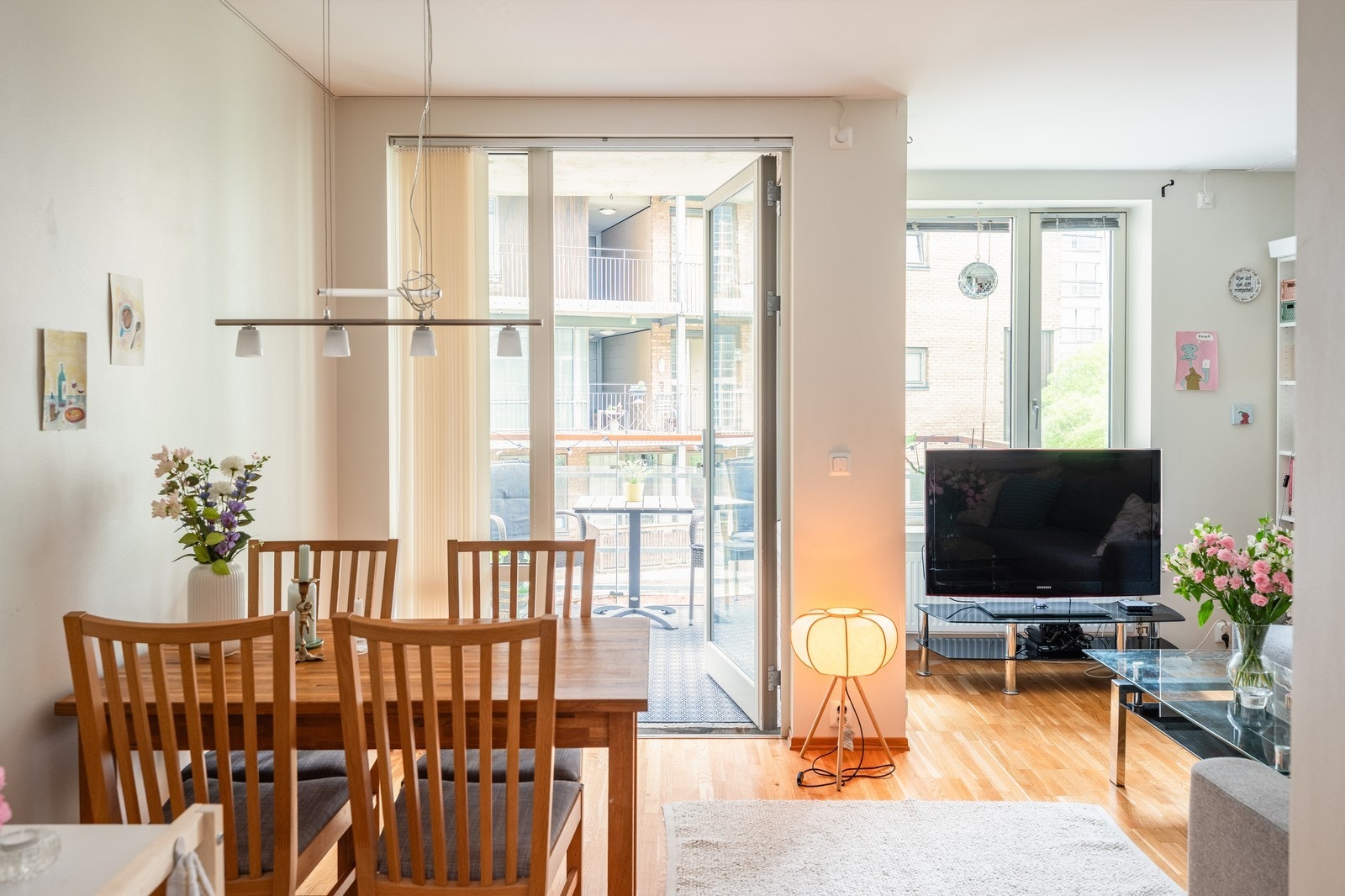 Kabel-TV, internett, fjernvarme og strøm er inkludert i leien. Galleribilde