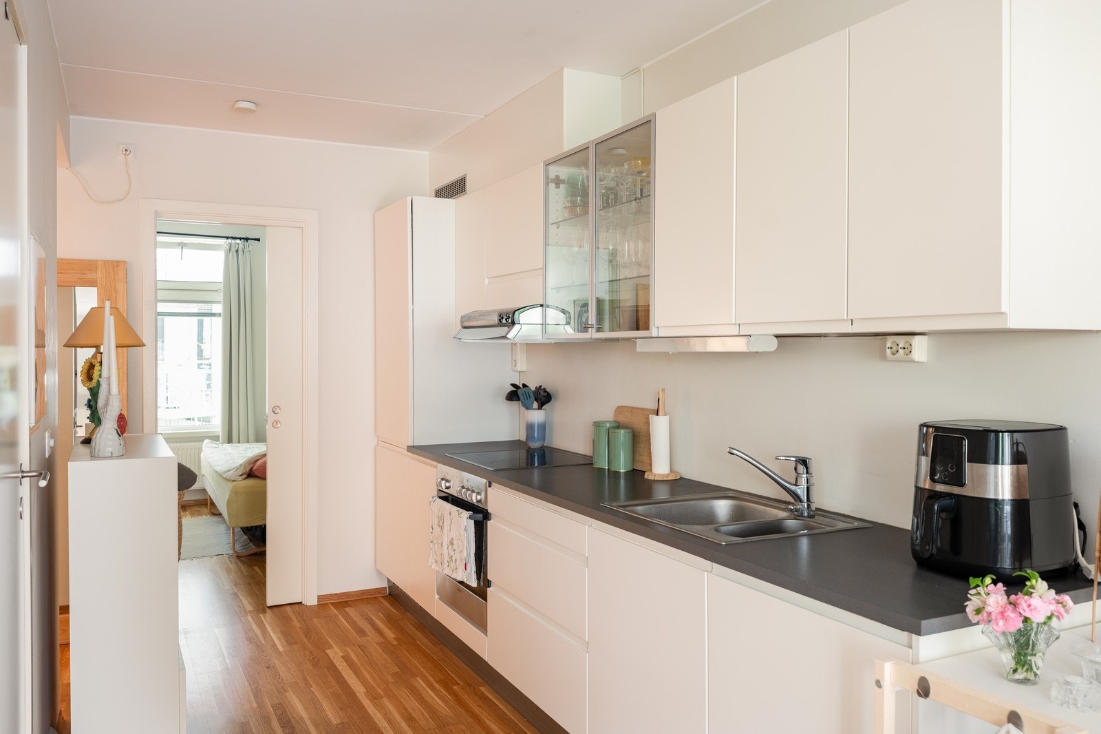 Stilrent kjøkken fra HTH med integrerte hvitevarer Galleribilde