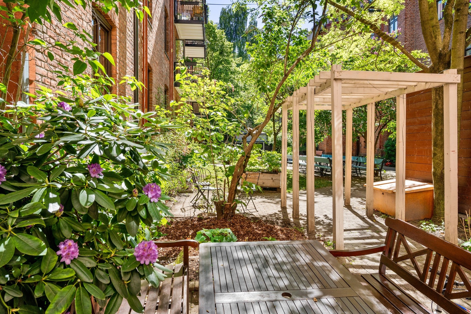 Boligen har en innbydende og idyllisk bakgård som byr på en lun og hyggelig atmosfære. Galleribilde