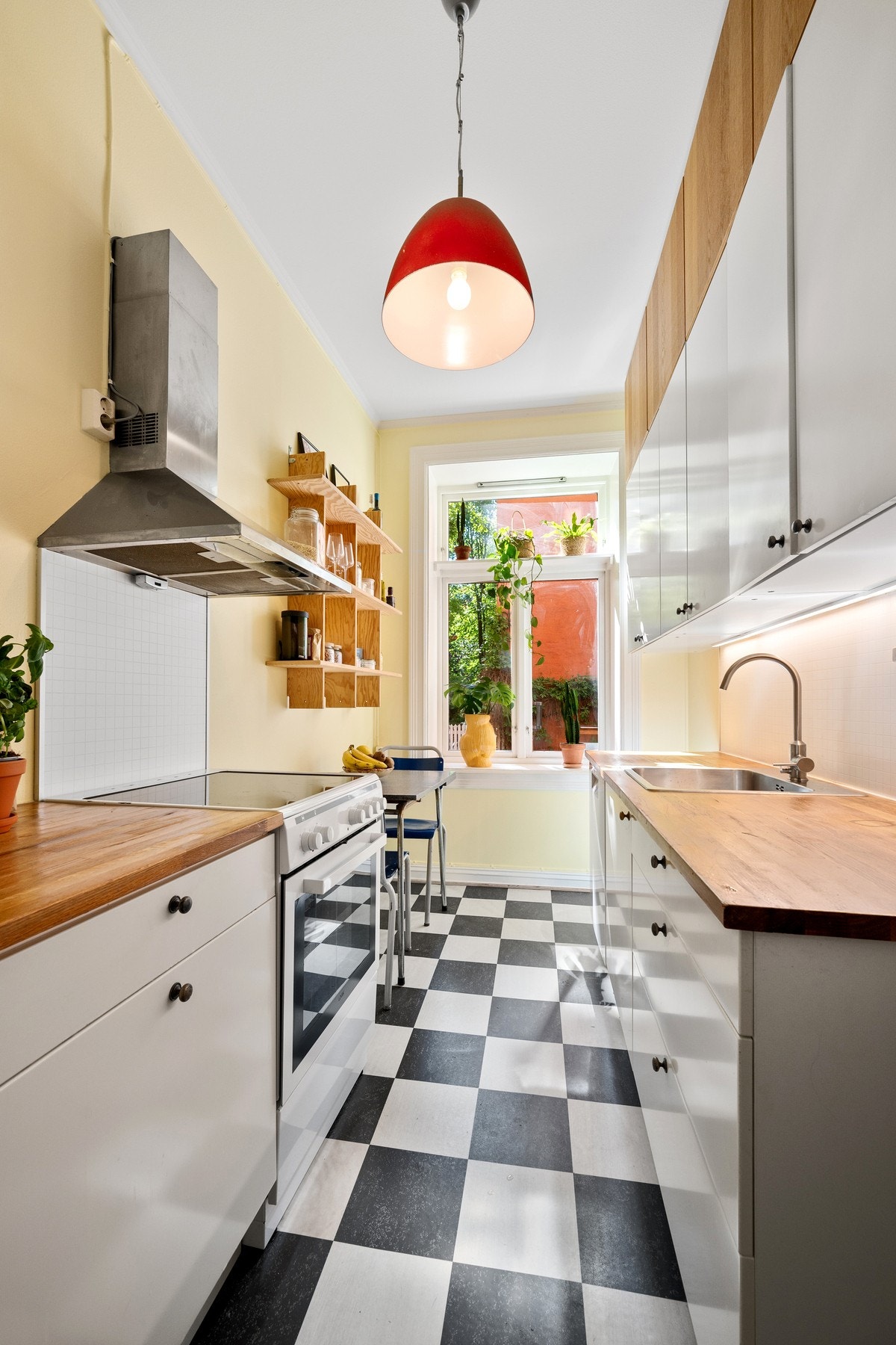 Innredningen består av nedsenket vask og nisjer med opplegg og avsatt plass til komfyr, kjøleskap og oppvaskmaskin. Det er kjøkkenventilator med kullfilter. Galleribilde